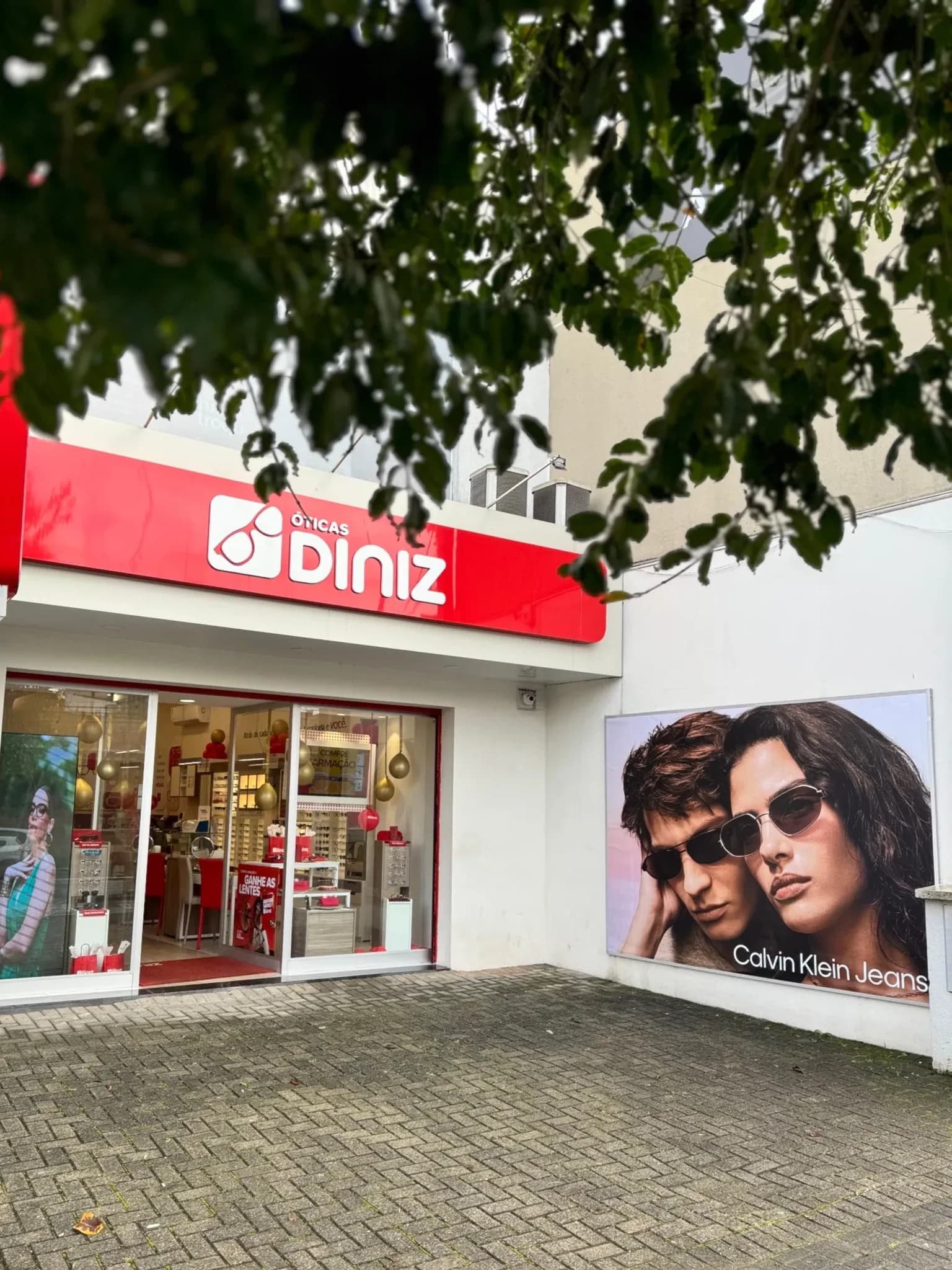 Fachada de loja Óticas Diniz